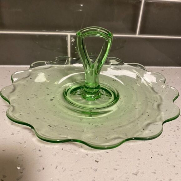 Vintage green glass scalloped edge center handle tray - EUC!! - Picture 5 of 5